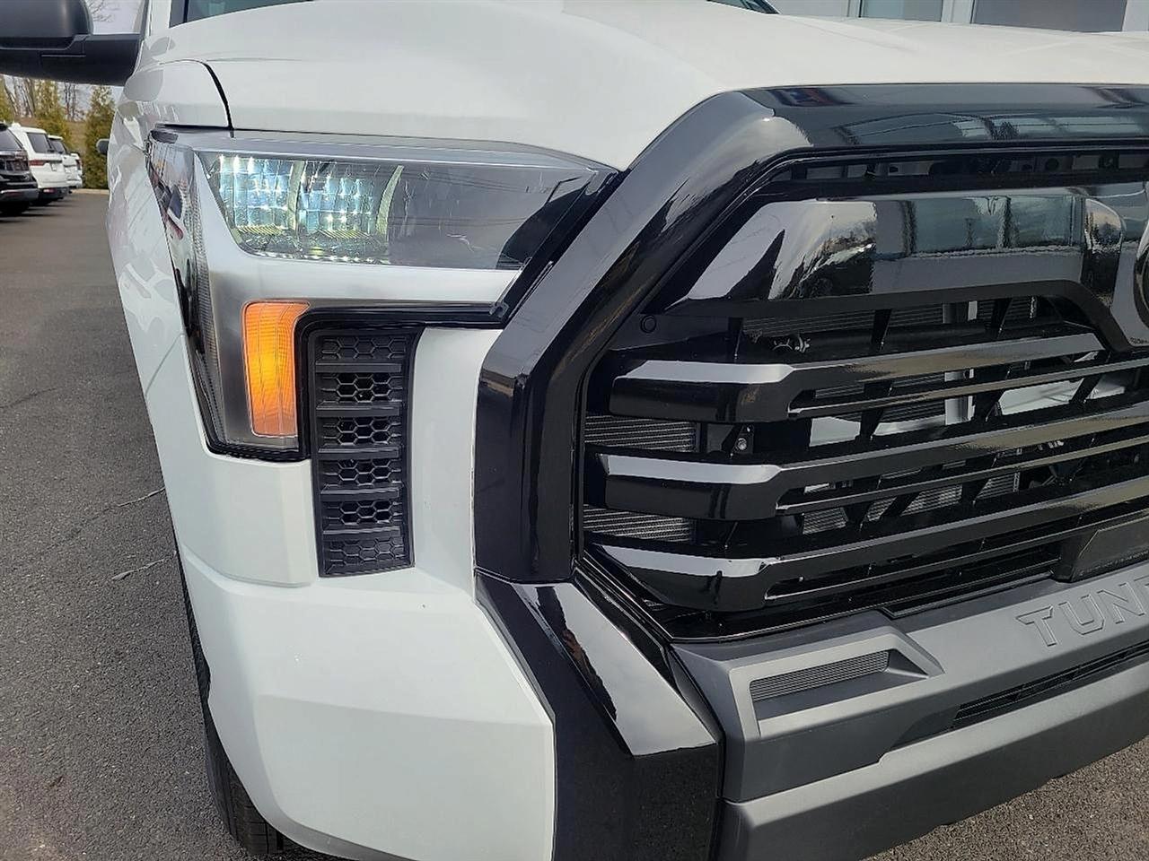 Toyota Tundra 2WD SR CrewMax 5.5' Bed (Natl) 2026