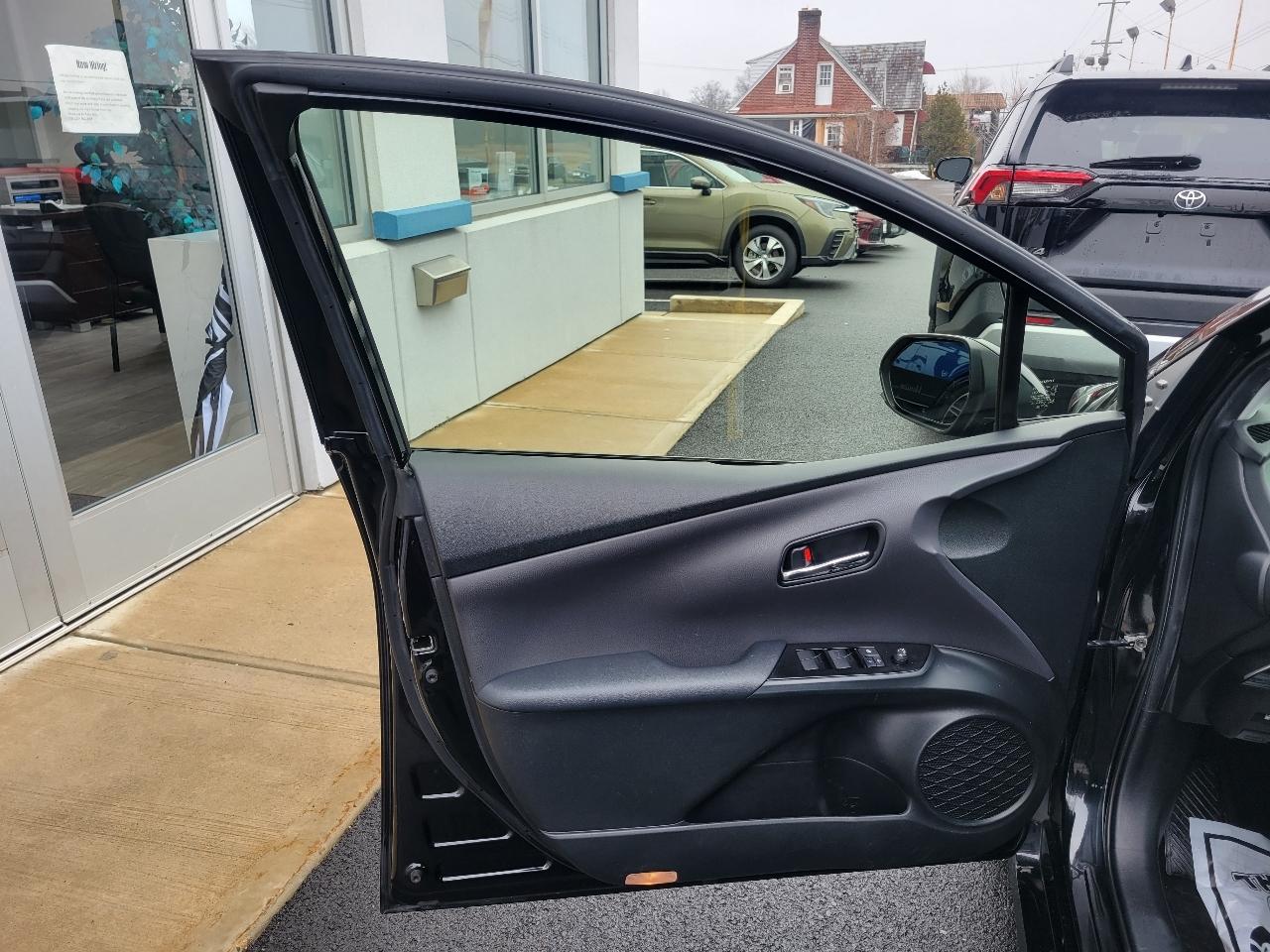 Toyota Prius L Eco (Natl) 2021