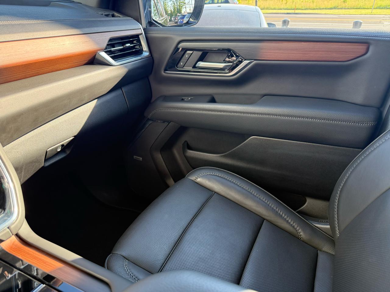GMC Yukon XL 4WD 4dr Denali 2025