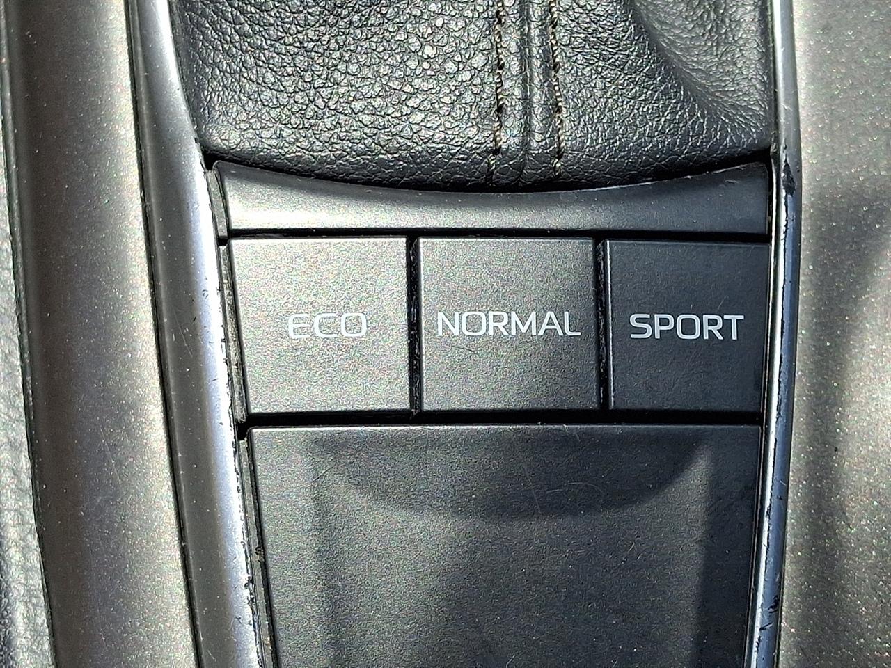 Toyota Camry LE Auto (Natl) 2022