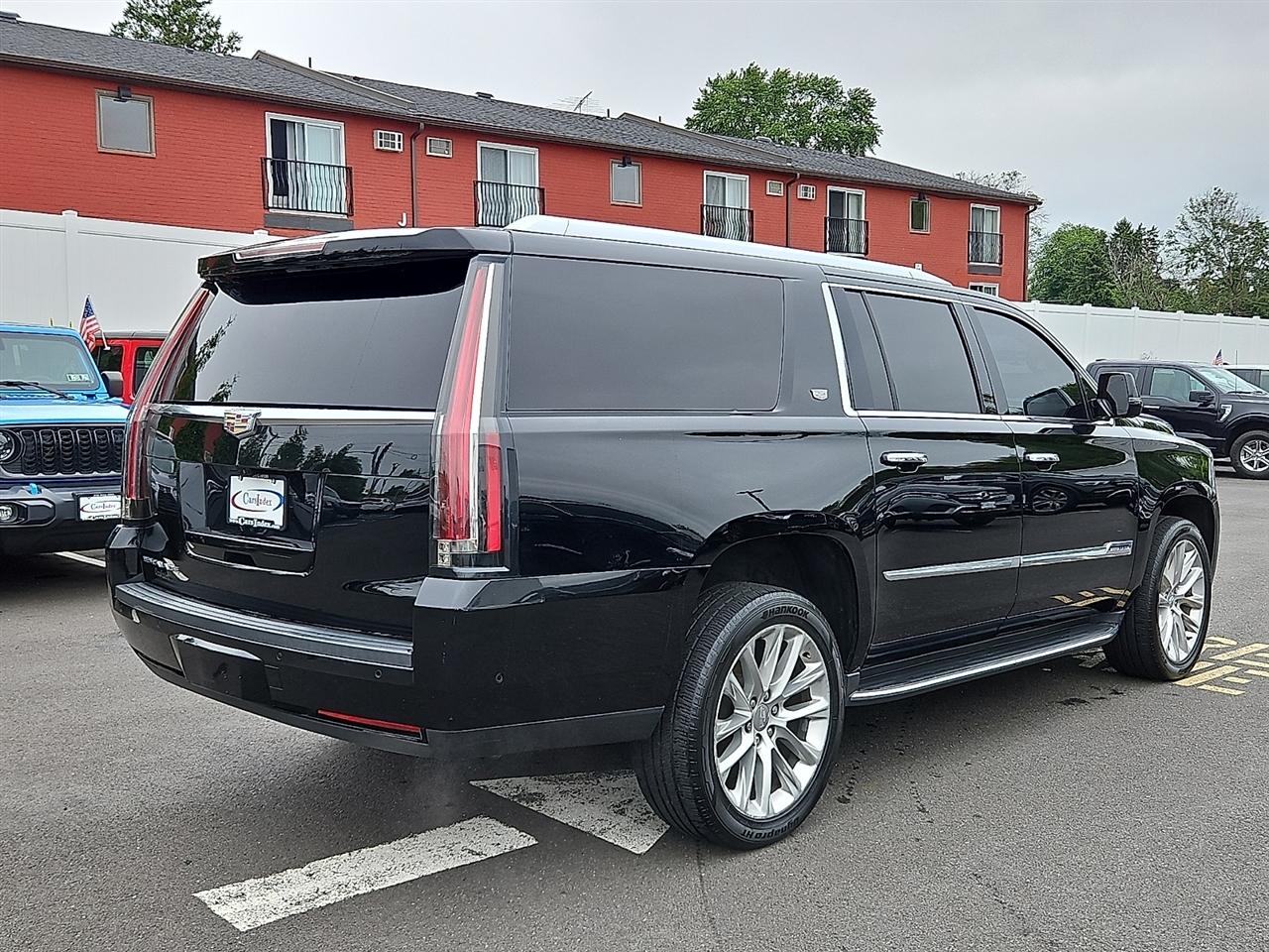 Cadillac Escalade ESV 4WD 4dr Luxury 2017