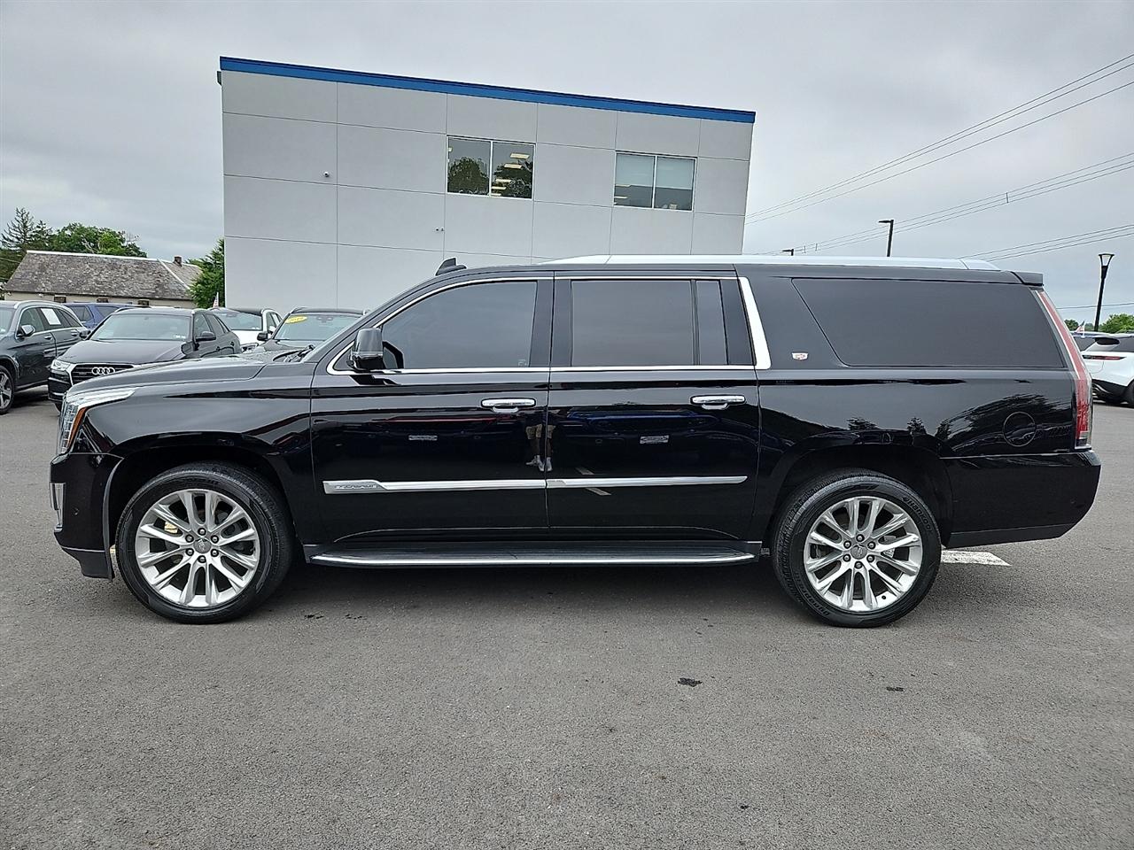 Cadillac Escalade ESV 4WD 4dr Luxury 2017