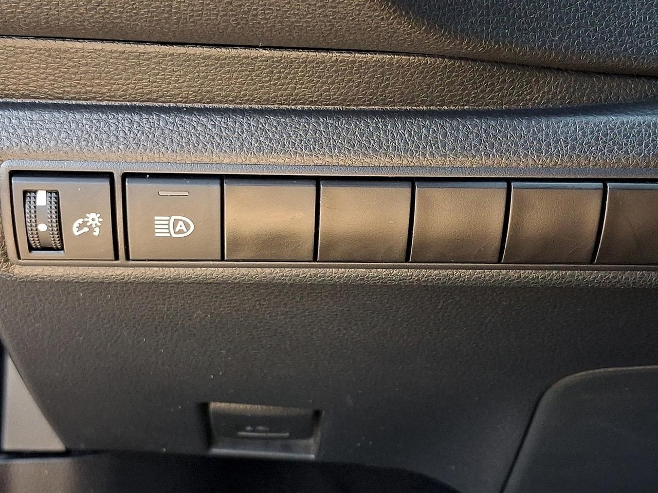 Toyota Corolla SE Nightshade CVT (Natl) 2022