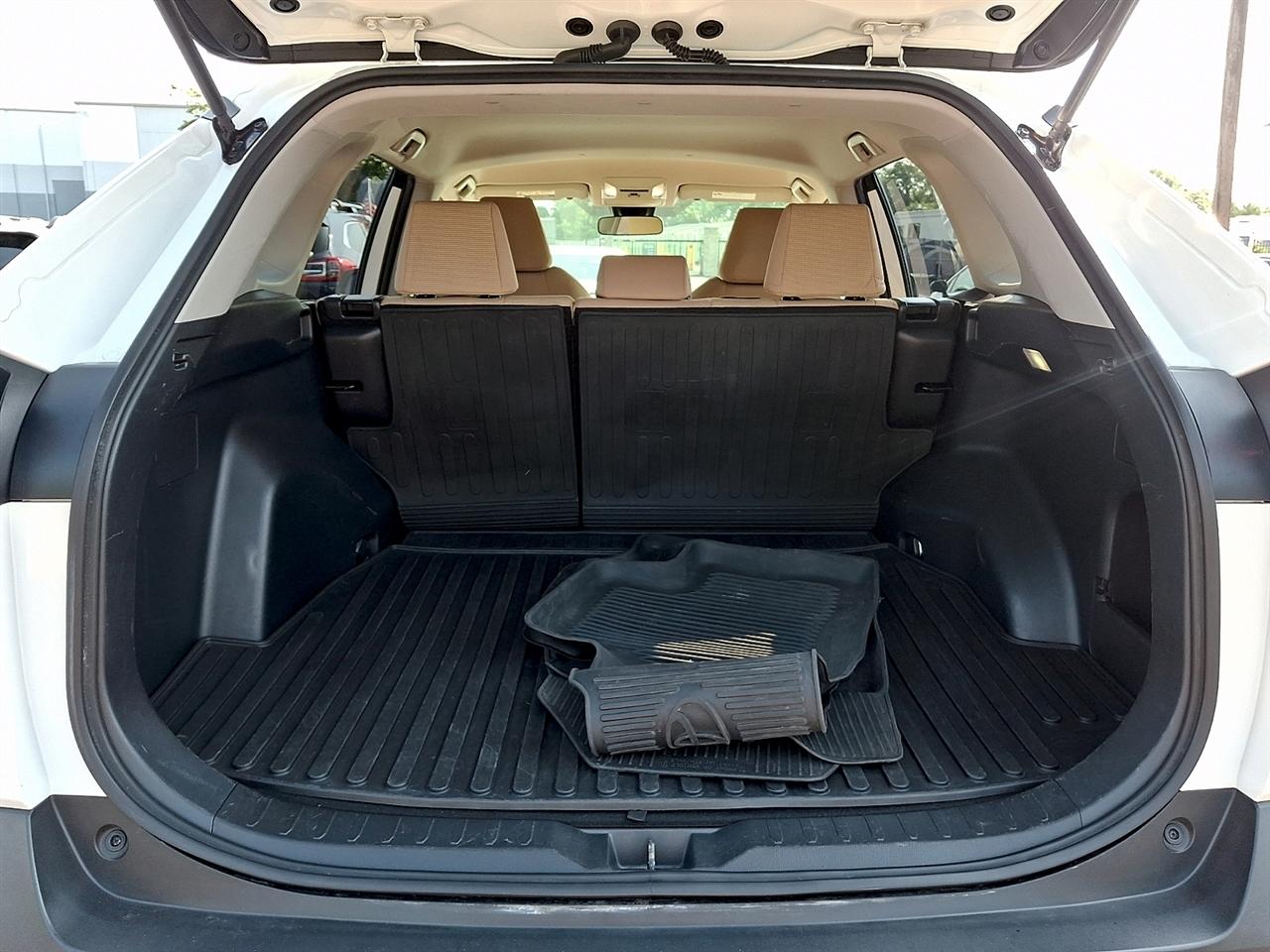 Toyota RAV4 LE AWD (Natl) 2022