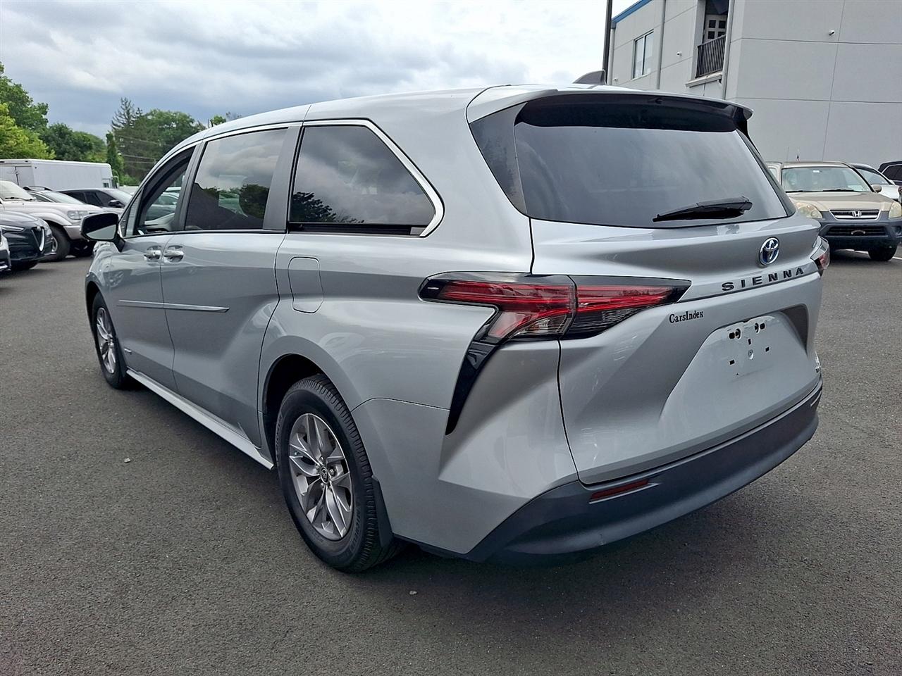 Toyota Sienna LE FWD 8-Passenger (Natl) 2021