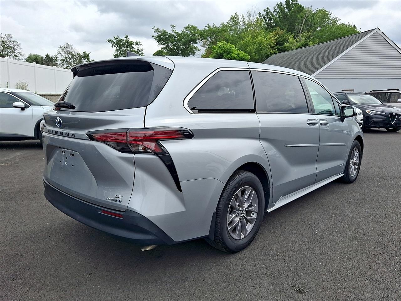 Toyota Sienna LE FWD 8-Passenger (Natl) 2021