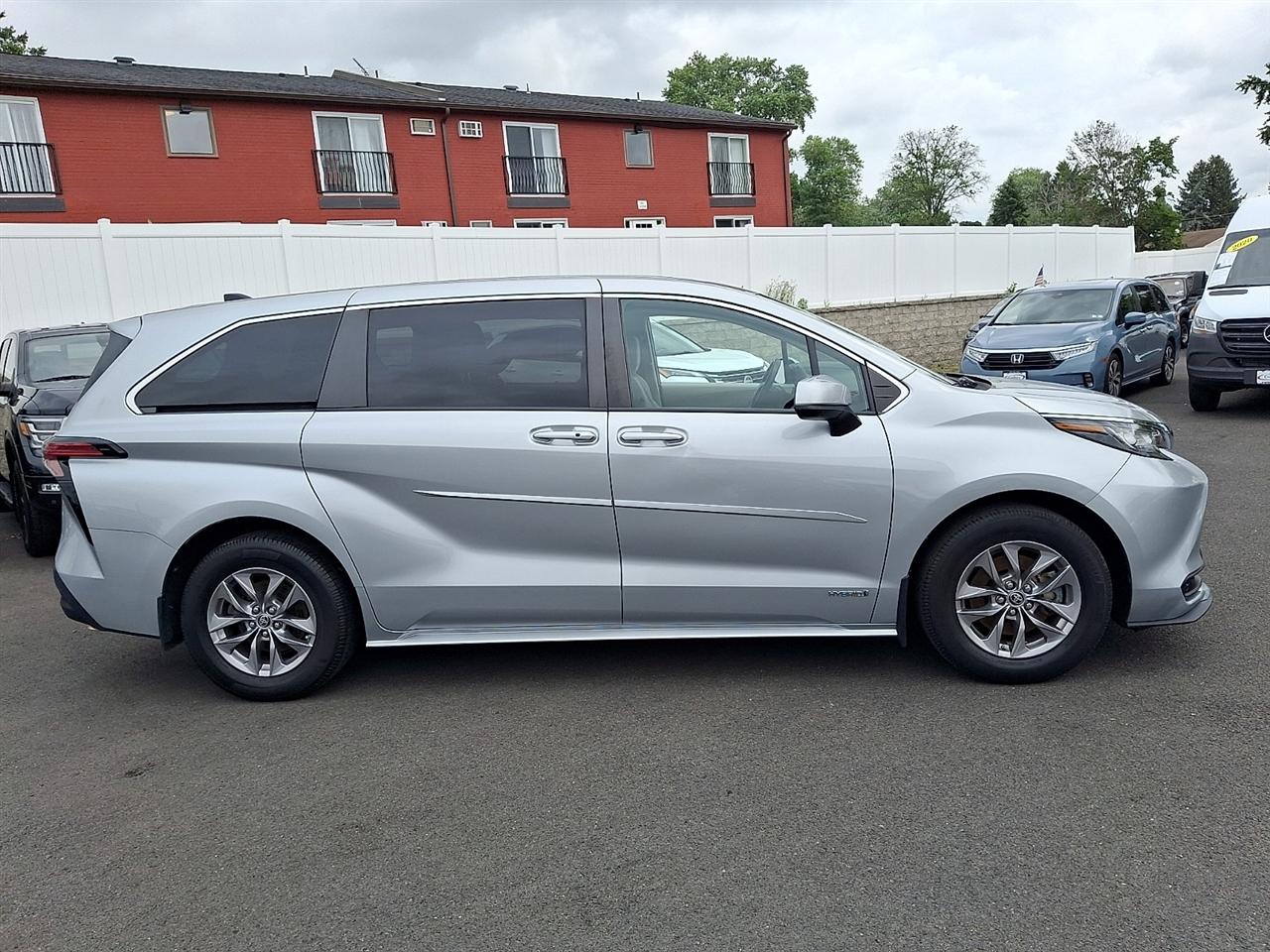 Toyota Sienna LE FWD 8-Passenger (Natl) 2021