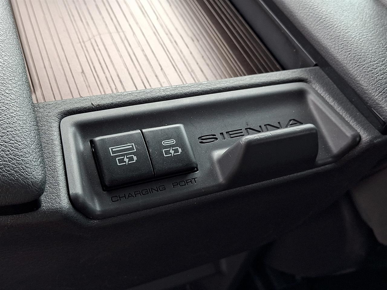 Toyota Sienna LE FWD 8-Passenger (Natl) 2021