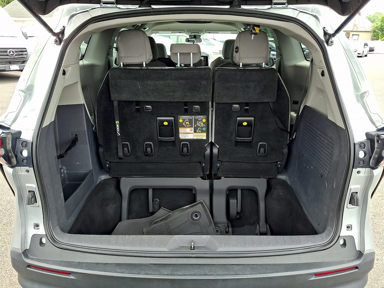 Toyota Sienna LE FWD 8-Passenger (Natl) 2021