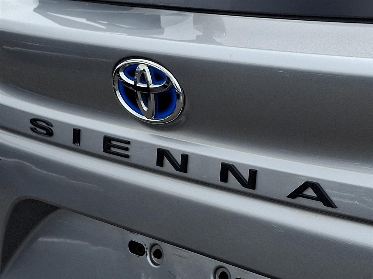 Toyota Sienna LE FWD 8-Passenger (Natl) 2021