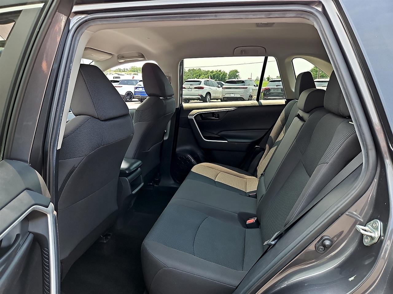 Toyota RAV4 LE AWD (Natl) 2020