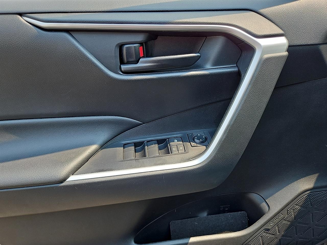 Toyota RAV4 LE AWD (Natl) 2020