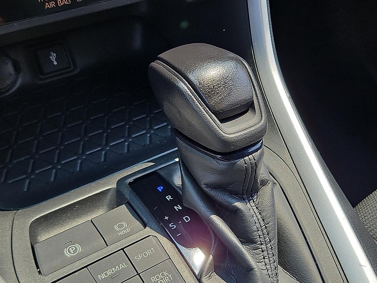 Toyota RAV4 LE AWD (Natl) 2020