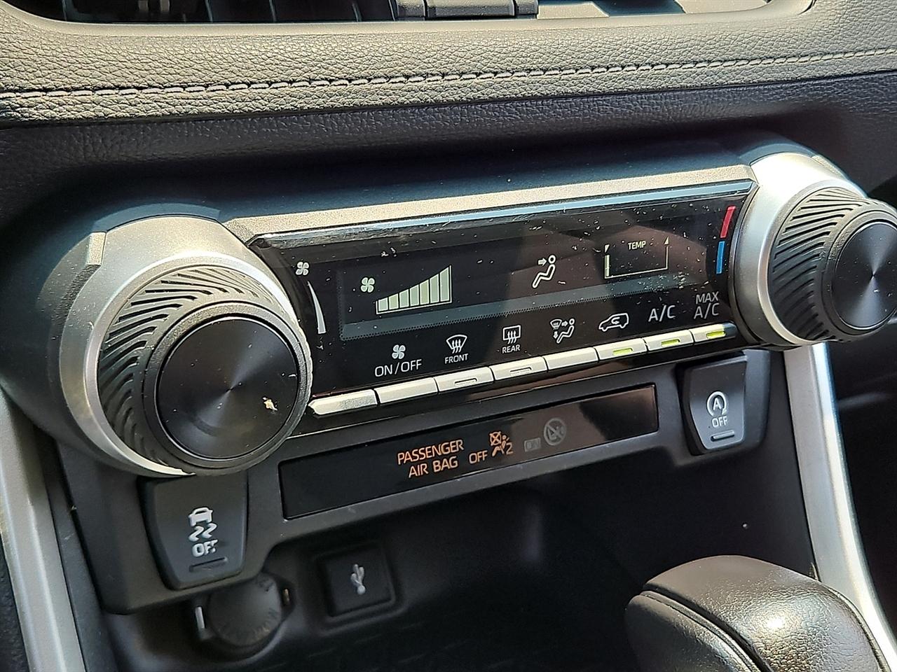 Toyota RAV4 LE AWD (Natl) 2020