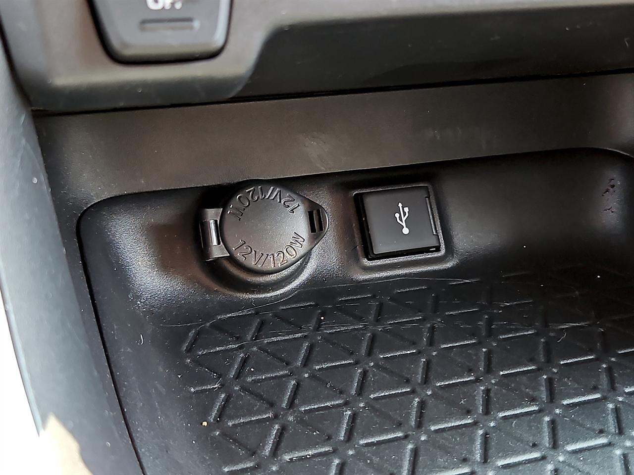 Toyota RAV4 LE AWD (Natl) 2020