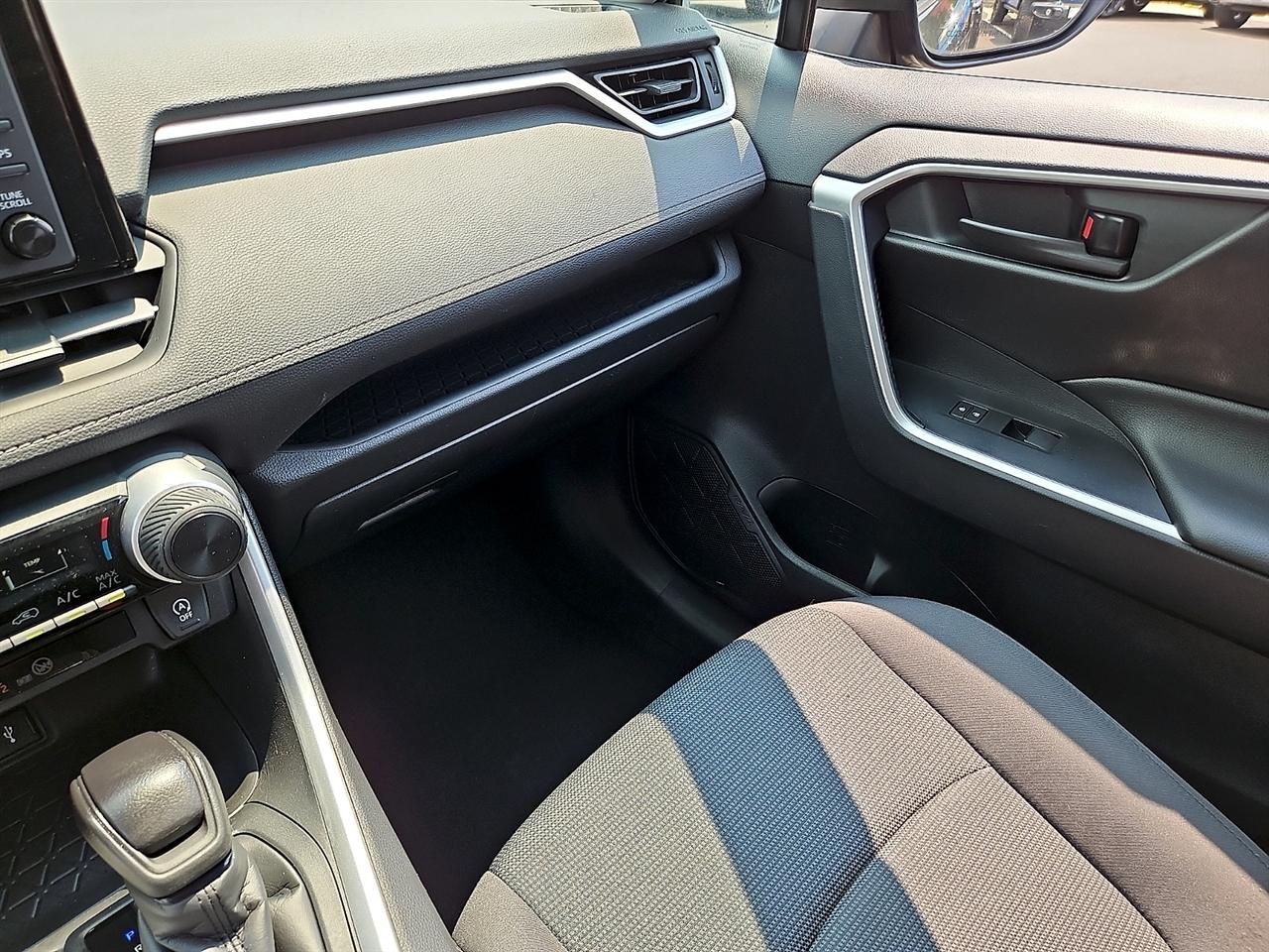 Toyota RAV4 LE AWD (Natl) 2020