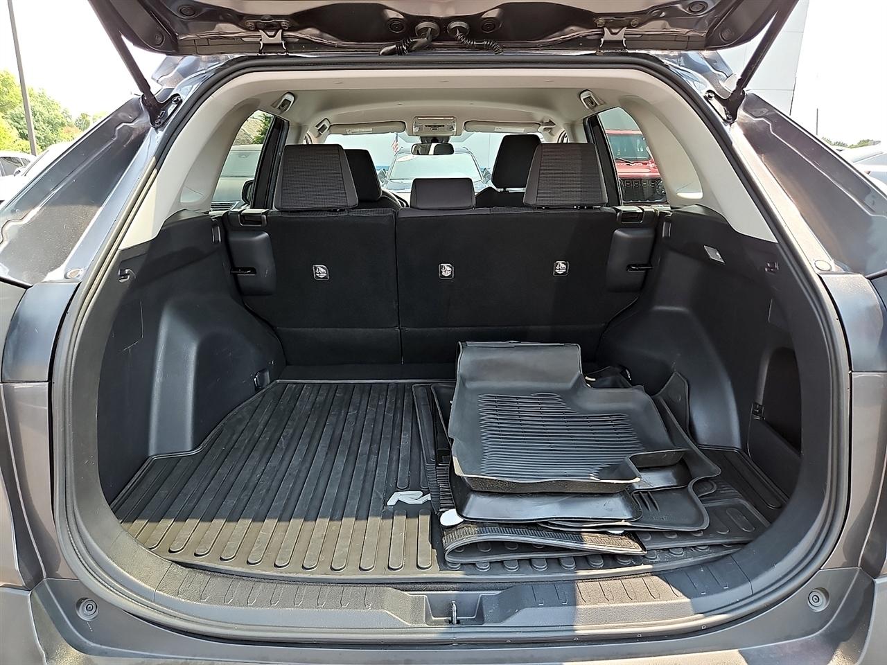 Toyota RAV4 LE AWD (Natl) 2020