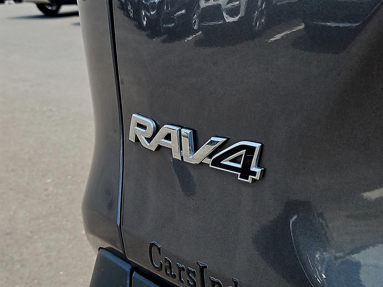 Toyota RAV4 LE AWD (Natl) 2020