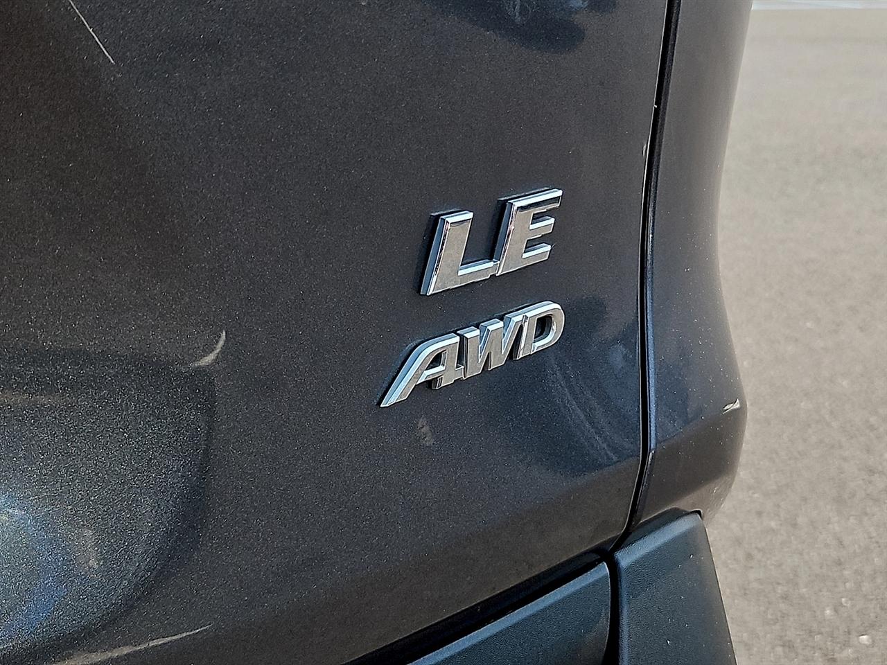Toyota RAV4 LE AWD (Natl) 2020