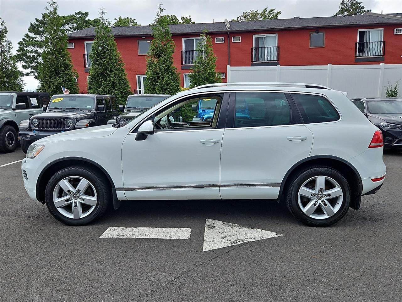 Volkswagen Touareg 4dr 3.6L Sport w/Nav 2014