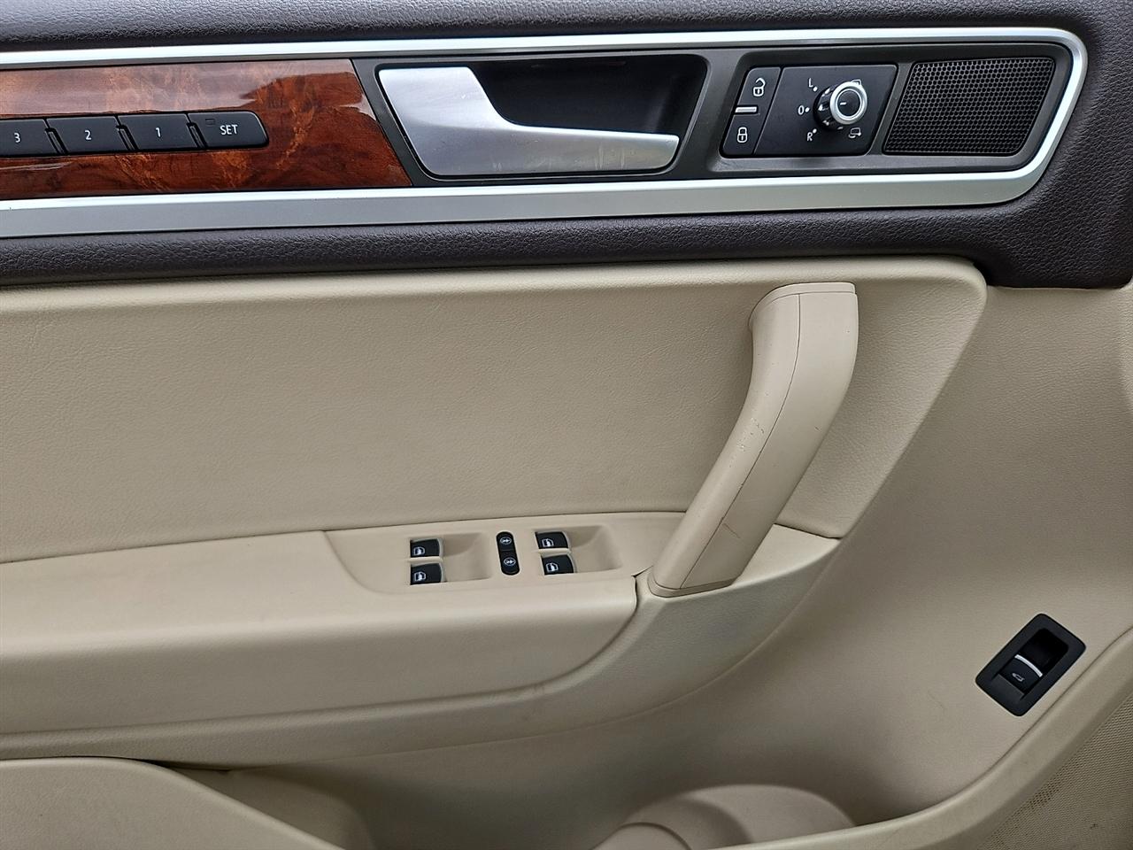 Volkswagen Touareg 4dr 3.6L Sport w/Nav 2014
