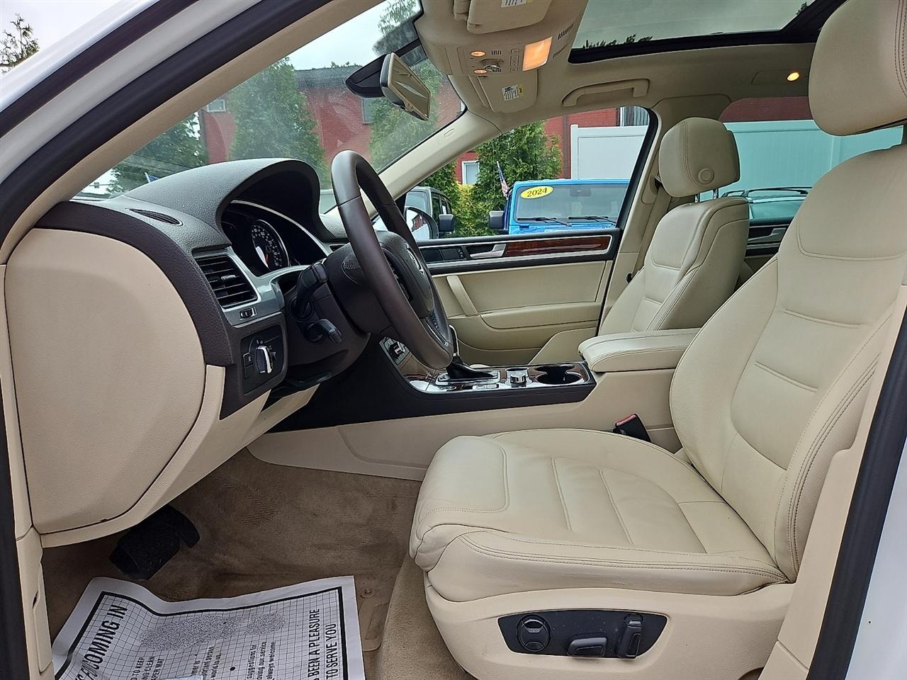 Volkswagen Touareg 4dr 3.6L Sport w/Nav 2014