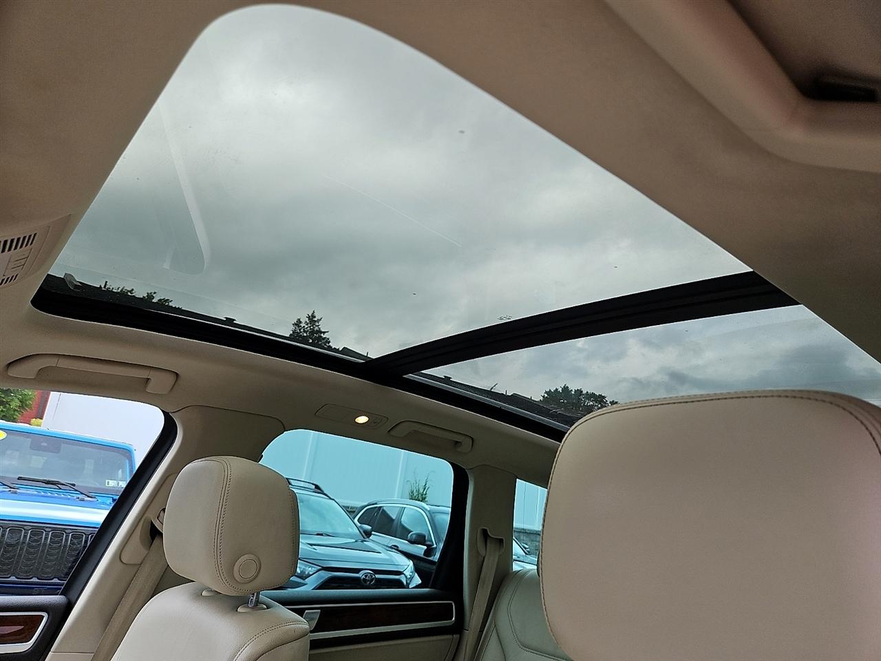 Volkswagen Touareg 4dr 3.6L Sport w/Nav 2014