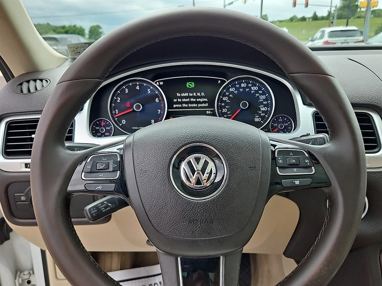 Volkswagen Touareg 4dr 3.6L Sport w/Nav 2014