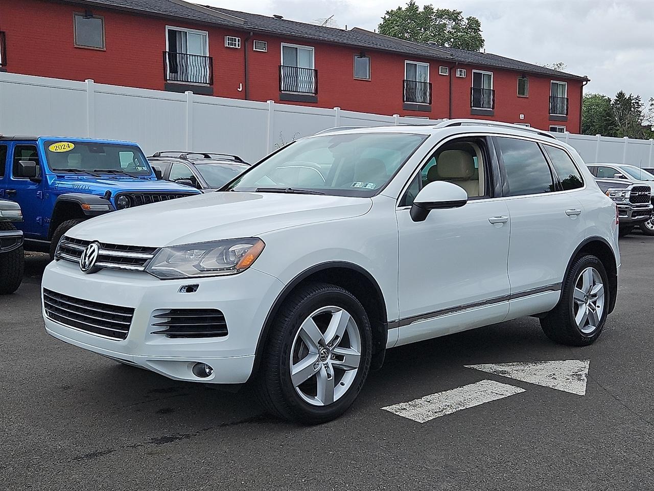 Volkswagen Touareg 4dr 3.6L Sport w/Nav 2014