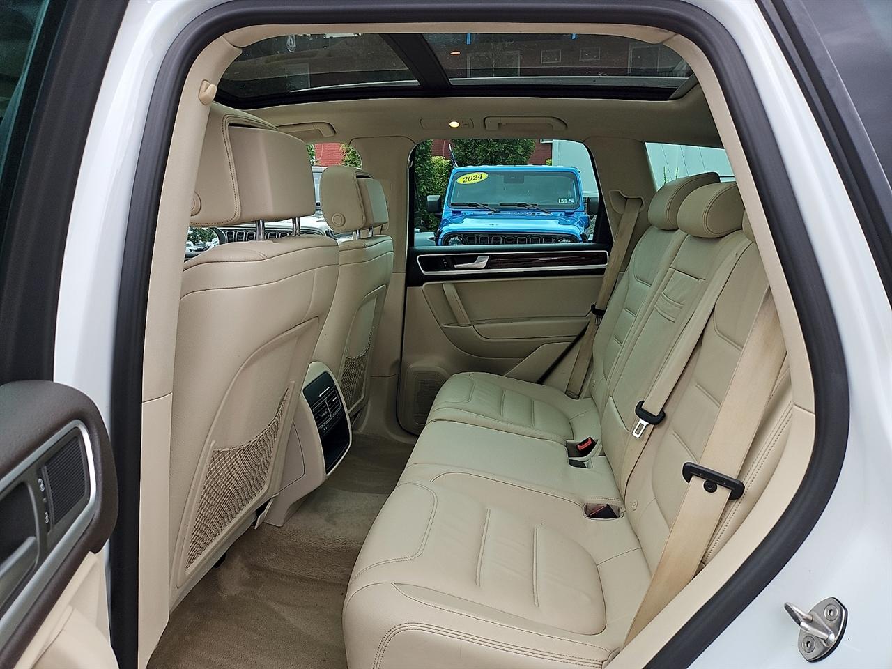 Volkswagen Touareg 4dr 3.6L Sport w/Nav 2014