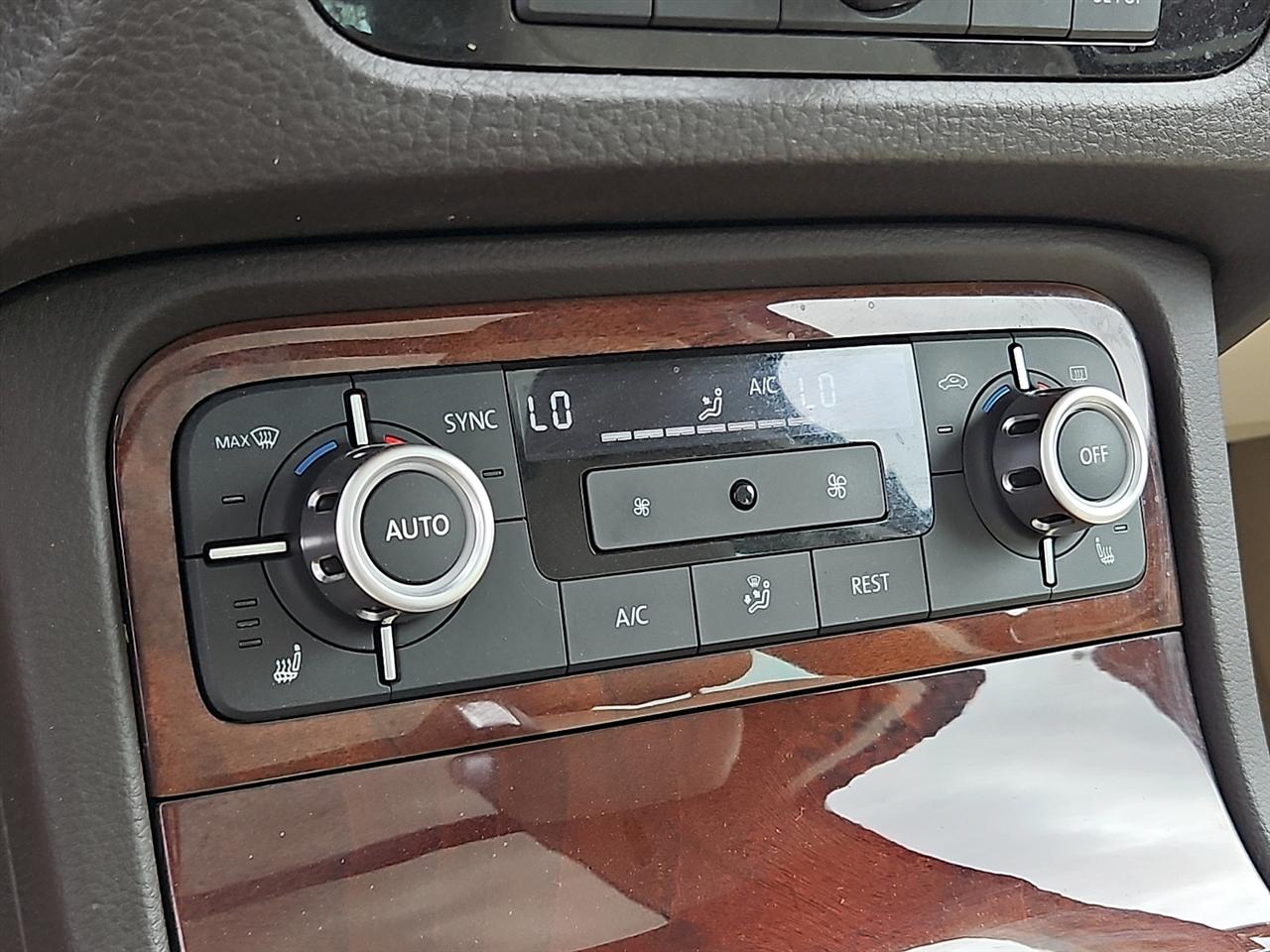 Volkswagen Touareg 4dr 3.6L Sport w/Nav 2014