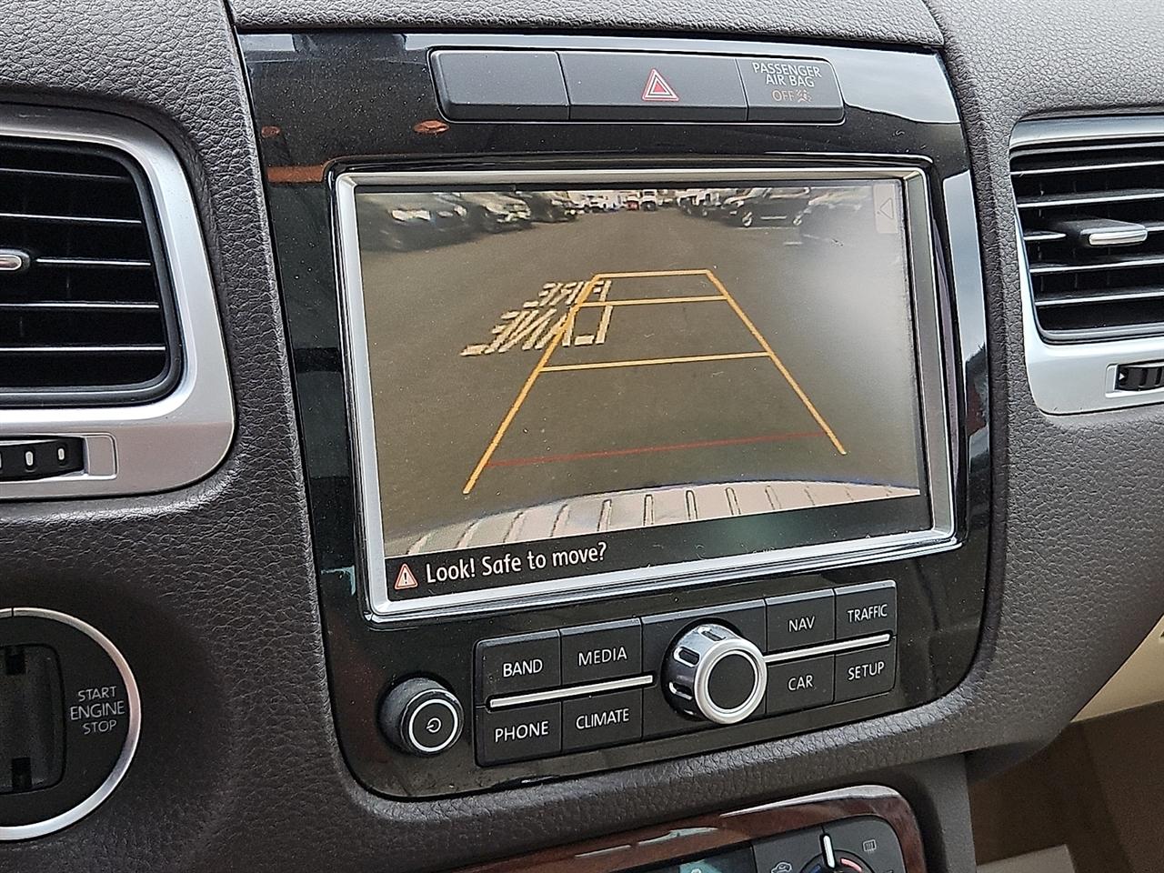 Volkswagen Touareg 4dr 3.6L Sport w/Nav 2014