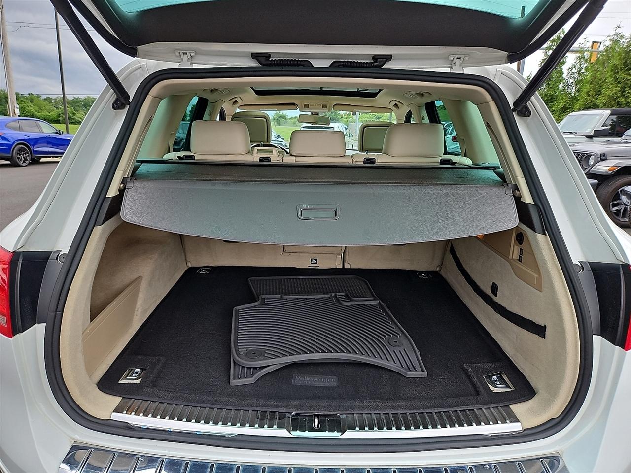 Volkswagen Touareg 4dr 3.6L Sport w/Nav 2014