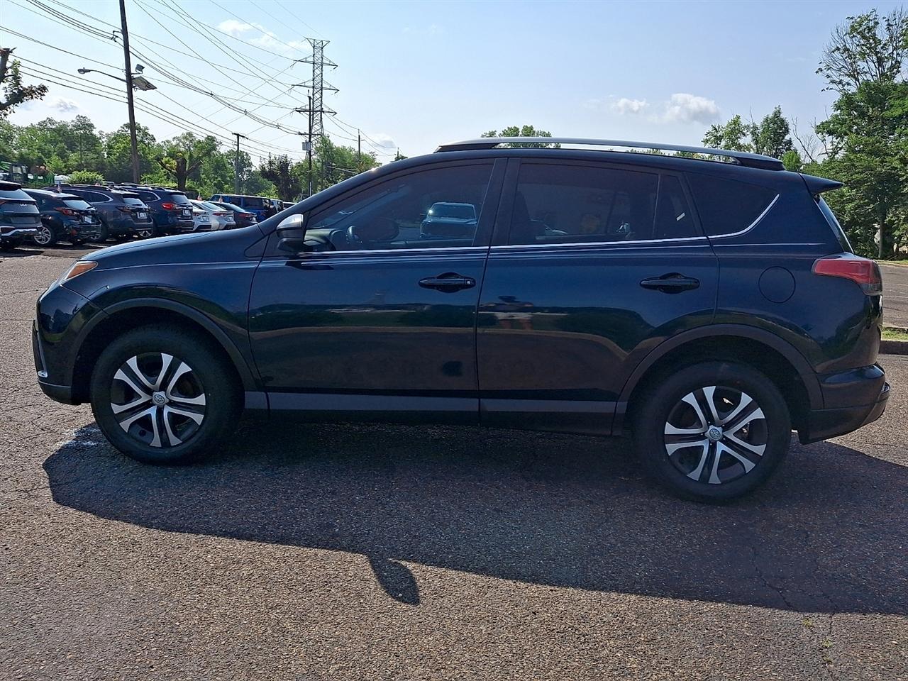 Toyota RAV4 LE FWD (Natl) 2017