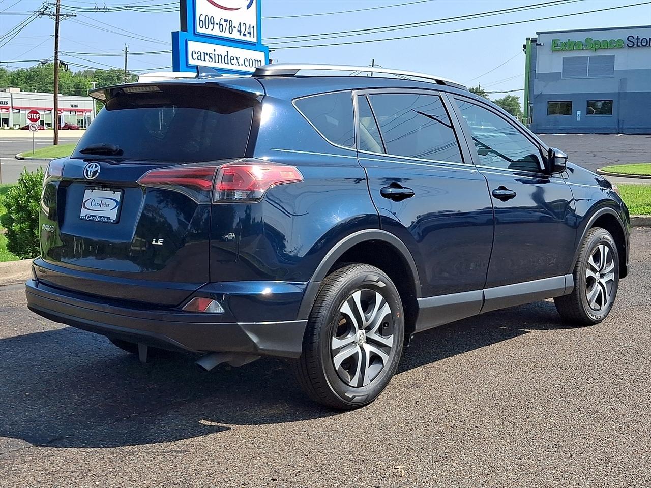 Toyota RAV4 LE FWD (Natl) 2017