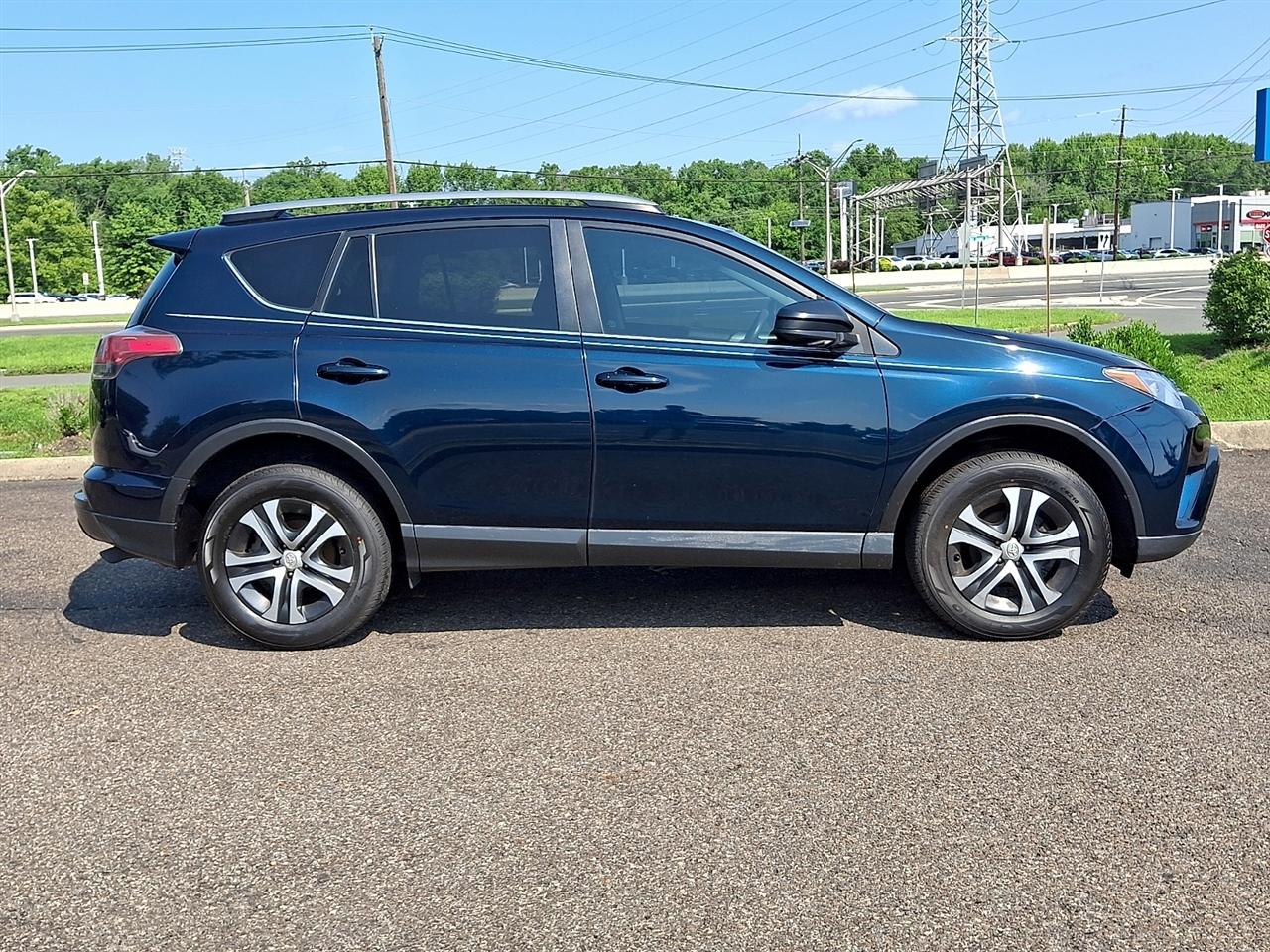 Toyota RAV4 LE FWD (Natl) 2017