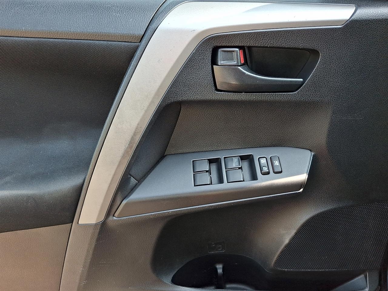 Toyota RAV4 LE FWD (Natl) 2017