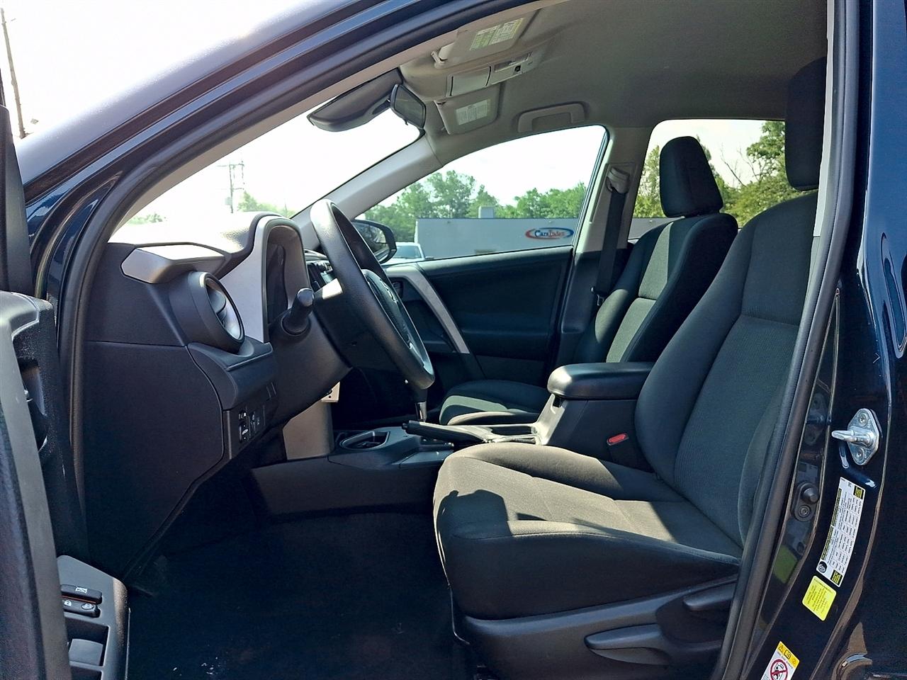 Toyota RAV4 LE FWD (Natl) 2017