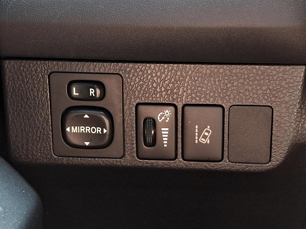 Toyota RAV4 LE FWD (Natl) 2017