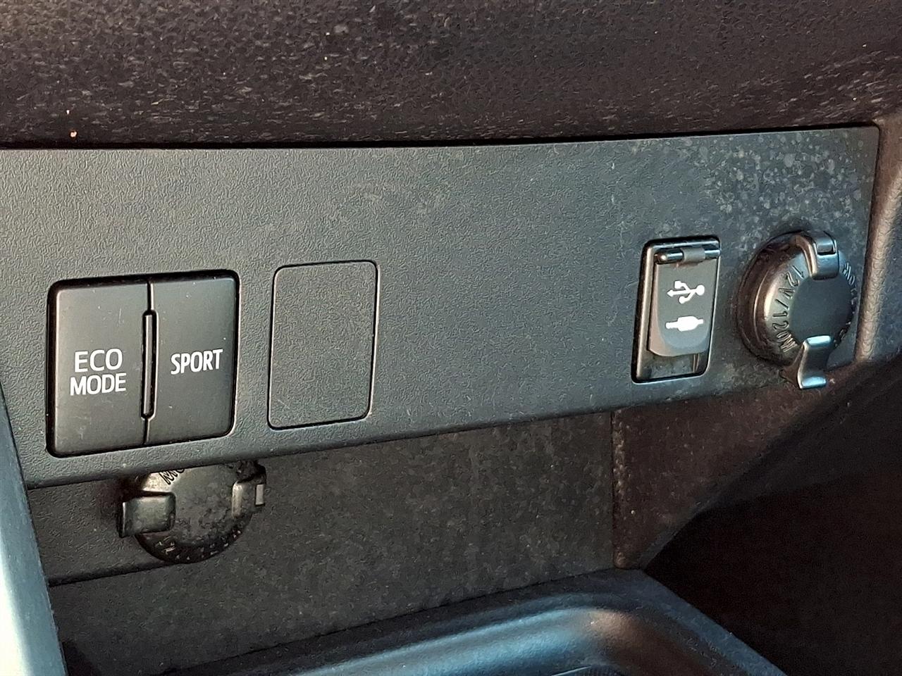Toyota RAV4 LE FWD (Natl) 2017