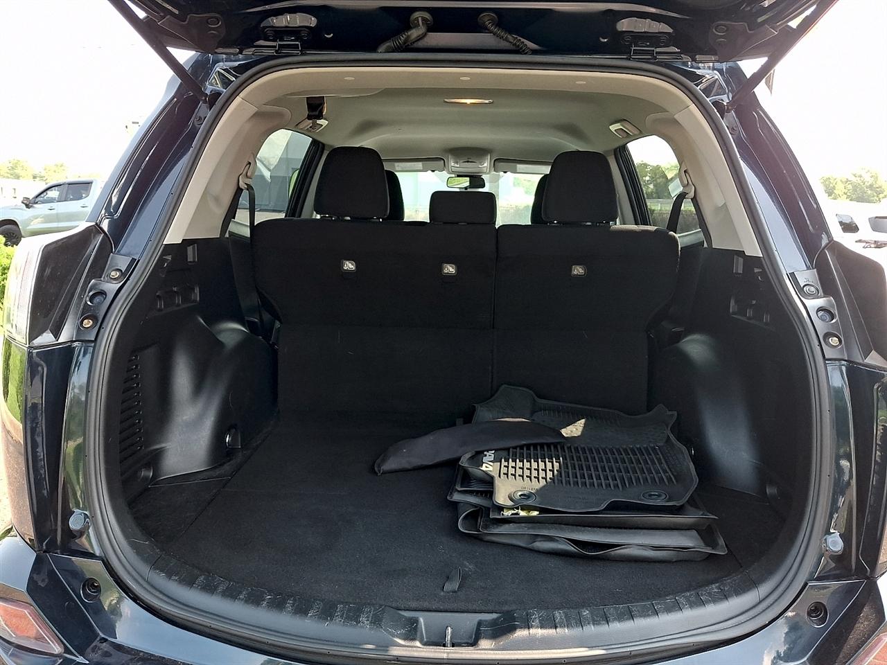Toyota RAV4 LE FWD (Natl) 2017