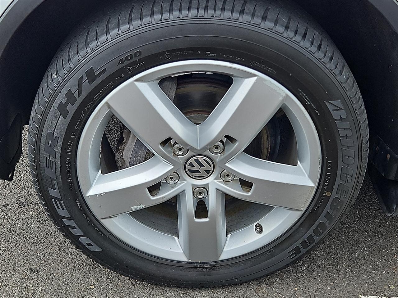 Volkswagen Touareg 4dr 3.6L Sport w/Nav 2014