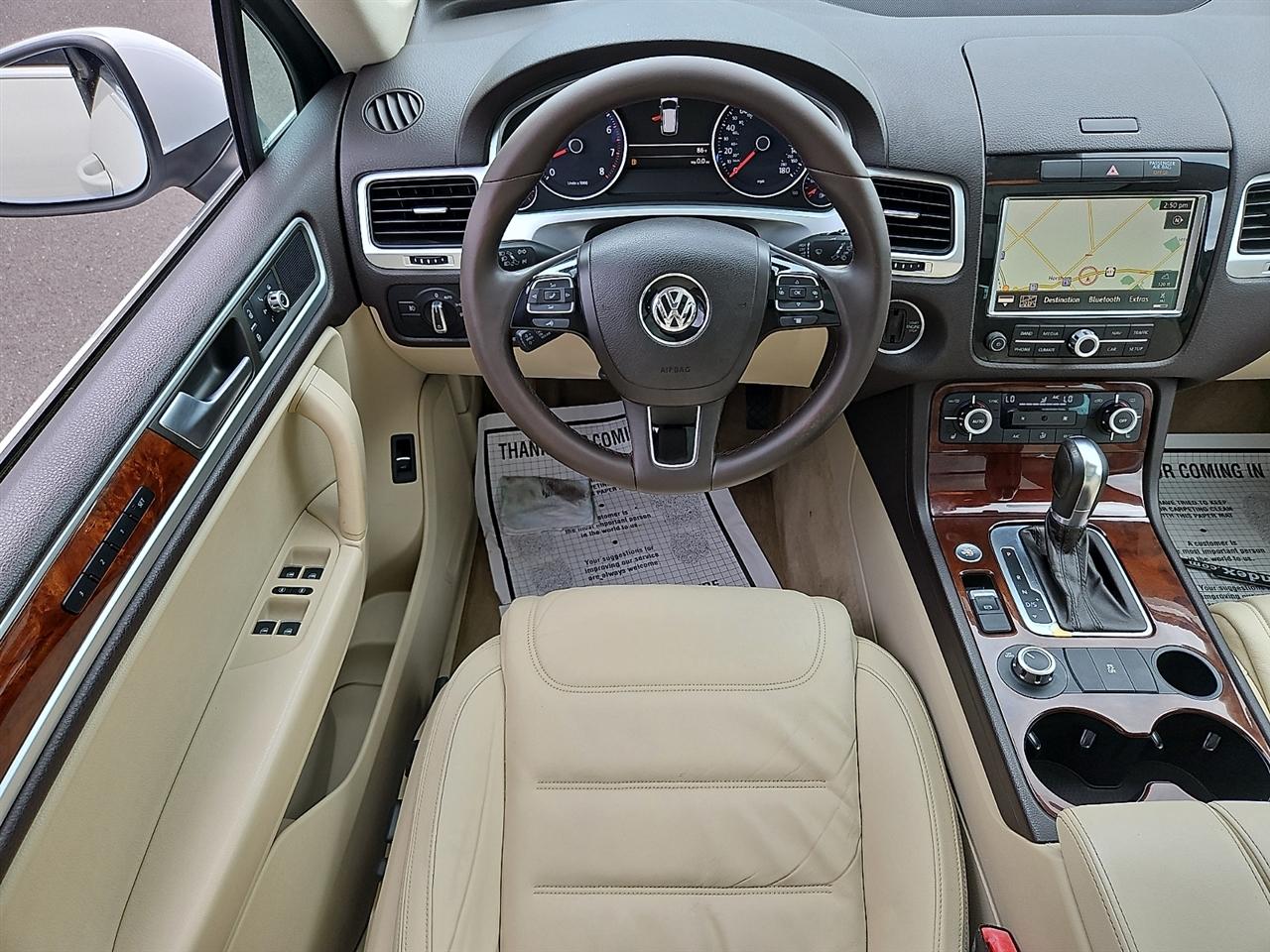 Volkswagen Touareg 4dr 3.6L Sport w/Nav 2014