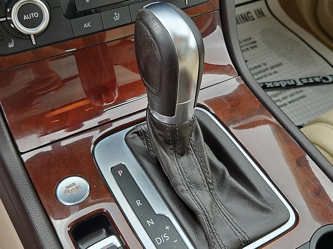 Volkswagen Touareg 4dr 3.6L Sport w/Nav 2014