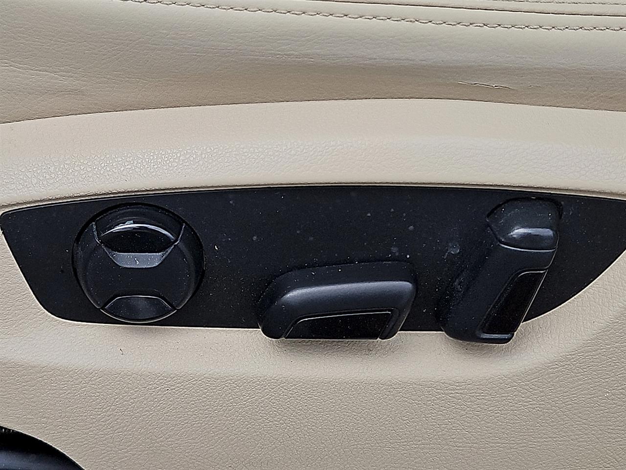 Volkswagen Touareg 4dr 3.6L Sport w/Nav 2014
