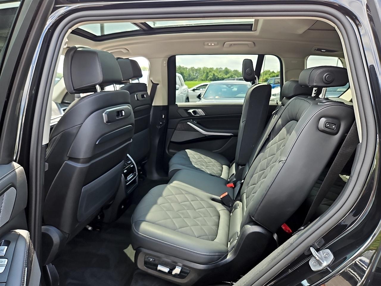 BMW X7 xDrive40i Sports Activity Vehicle 2025