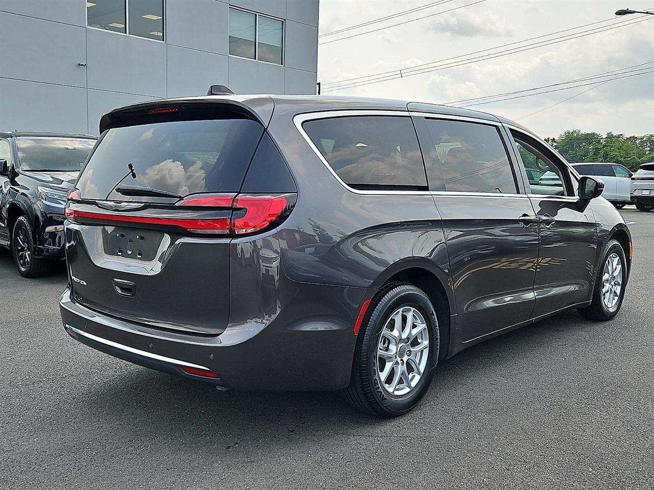 Chrysler Pacifica Touring L FWD 2023