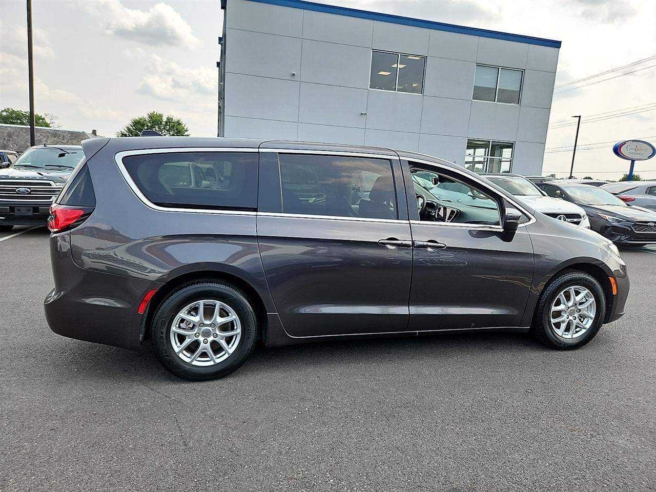 Chrysler Pacifica Touring L FWD 2023