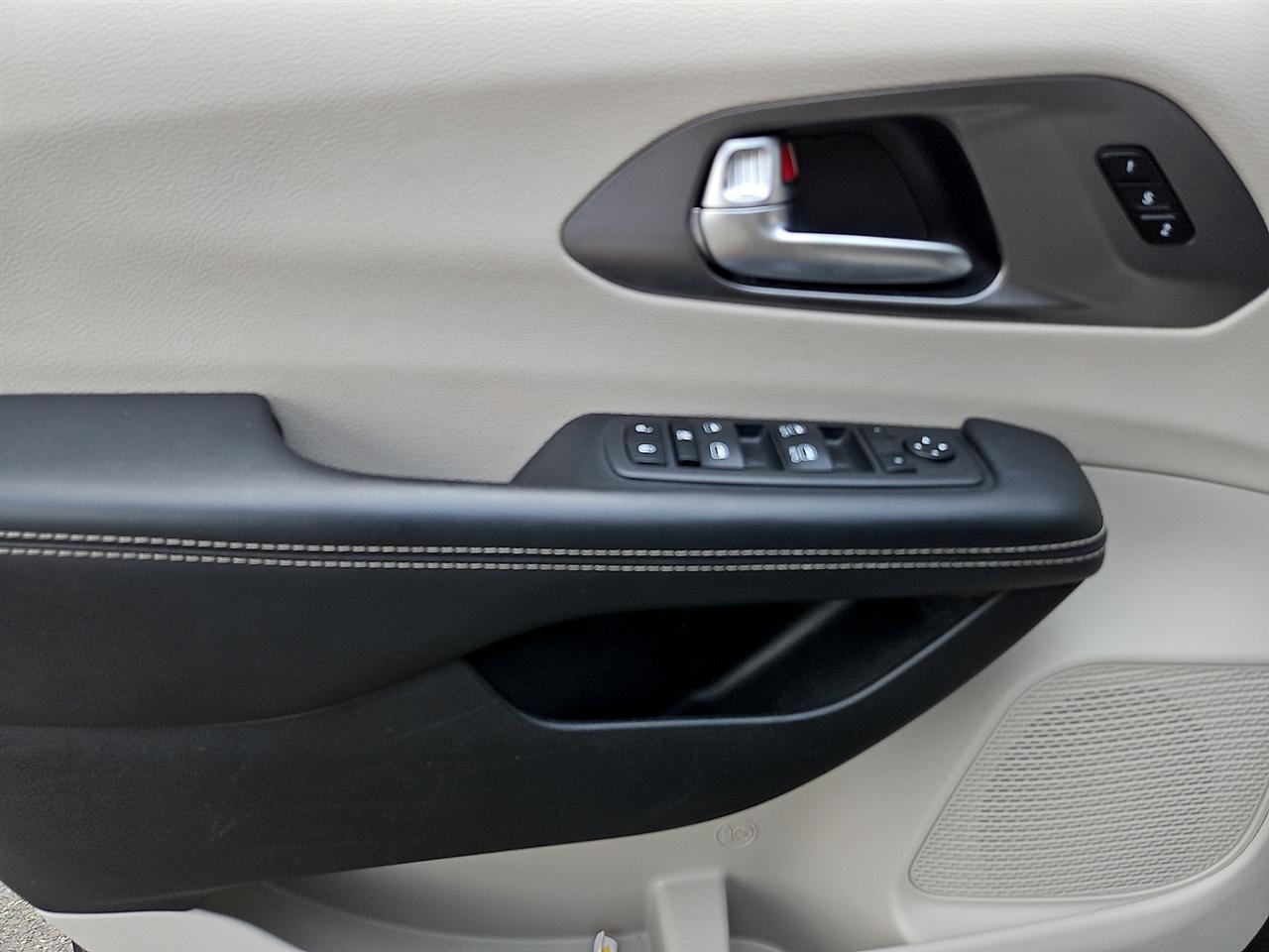 Chrysler Pacifica Touring L FWD 2023