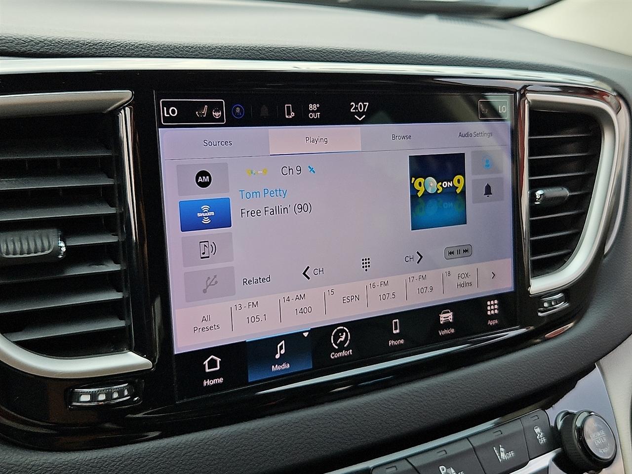 Chrysler Pacifica Touring L FWD 2023
